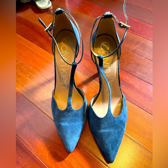 Calvin Klein navy heels - Picture 1 of 2